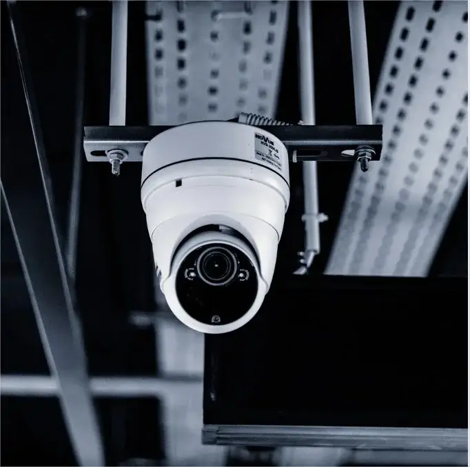 Caméra de vidéosurveillance au plafond d’un commerce à Pontchâteau installée par Alarme Bretagne Sud Sécurité